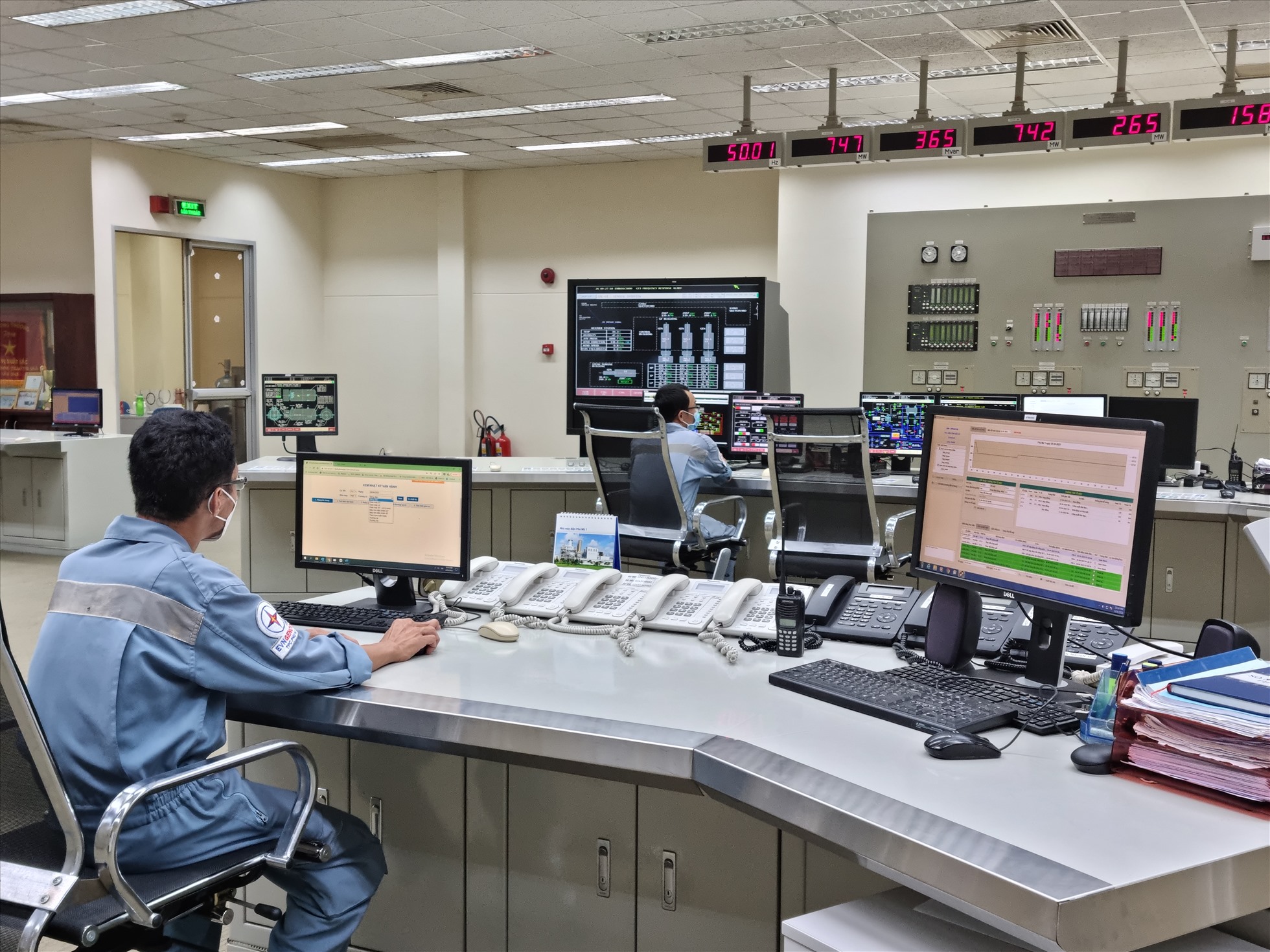 Nhân viên Công ty Nhiệt điện Phú Mỹ theo dõi hệ thống cung cấp điện. Ảnh: Nam Dương