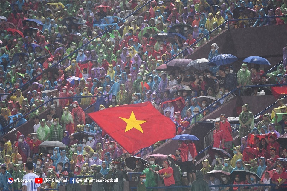 Người hâm mộ đội mưa cổ vũ U23 Việt Nam tại sân Việt Trì, nơi đăng cai bảng A môn bóng đá nam SEA Games 31. Ảnh: VFF