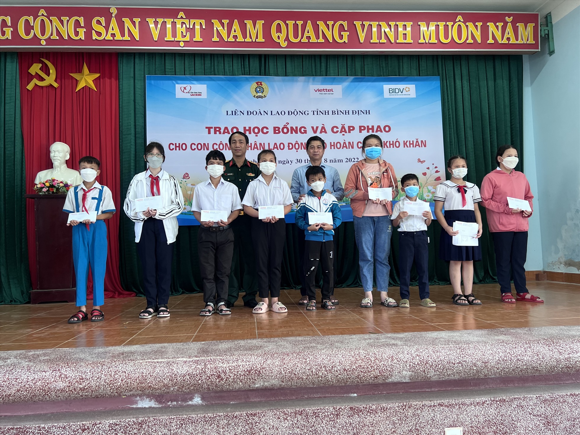 Ông Nguyễn Mạnh Hùng và đại diện Viettel Bình Định trao học bổng cho học sinh