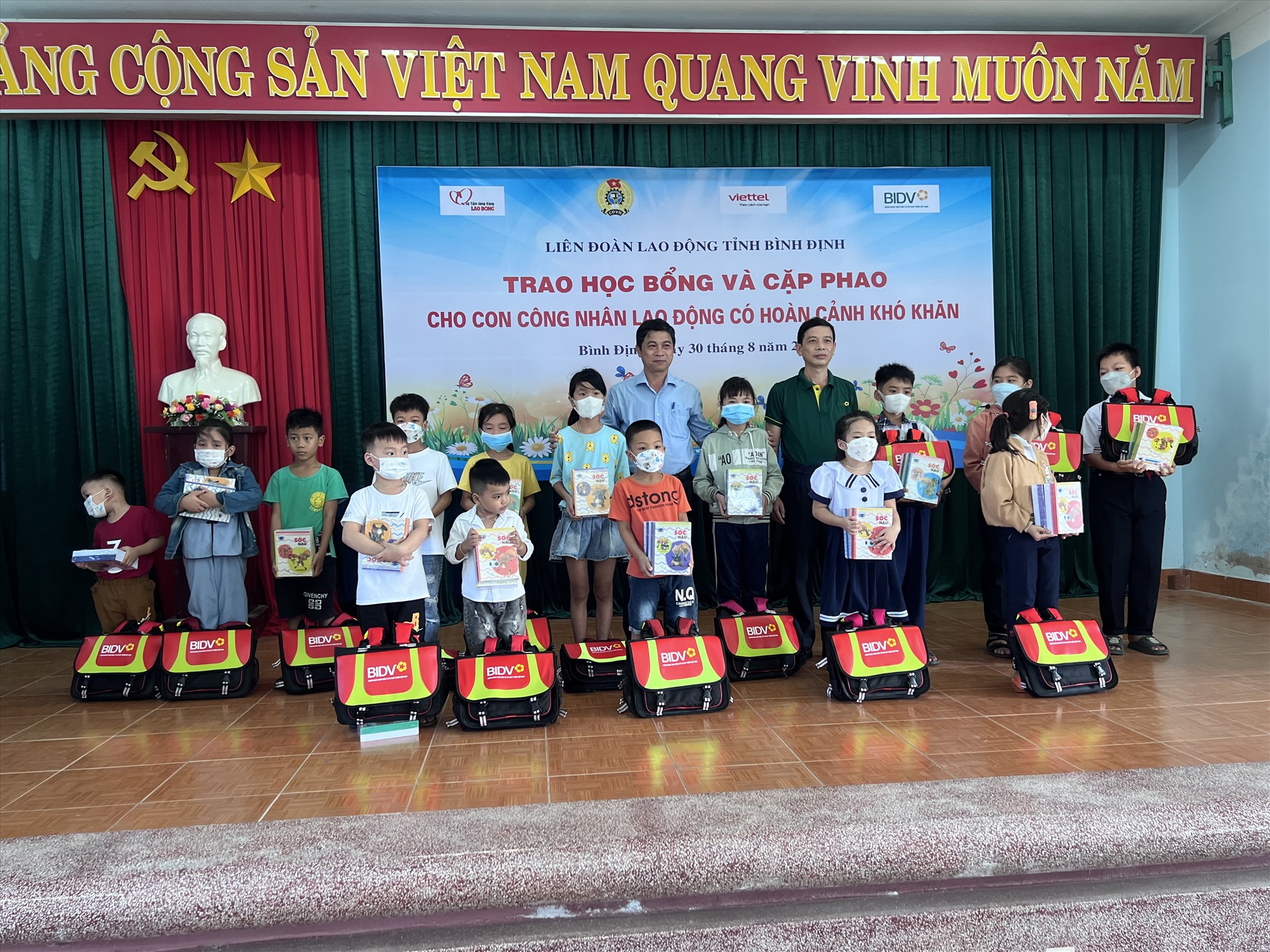 Thông qua Quỹ Tấm lòng vàng Lao Động, bước chân đến trường của hàng trăm học sinh con công nhân lao động khó khăn ở Bình Định trở nên tự tin, an toàn hơn