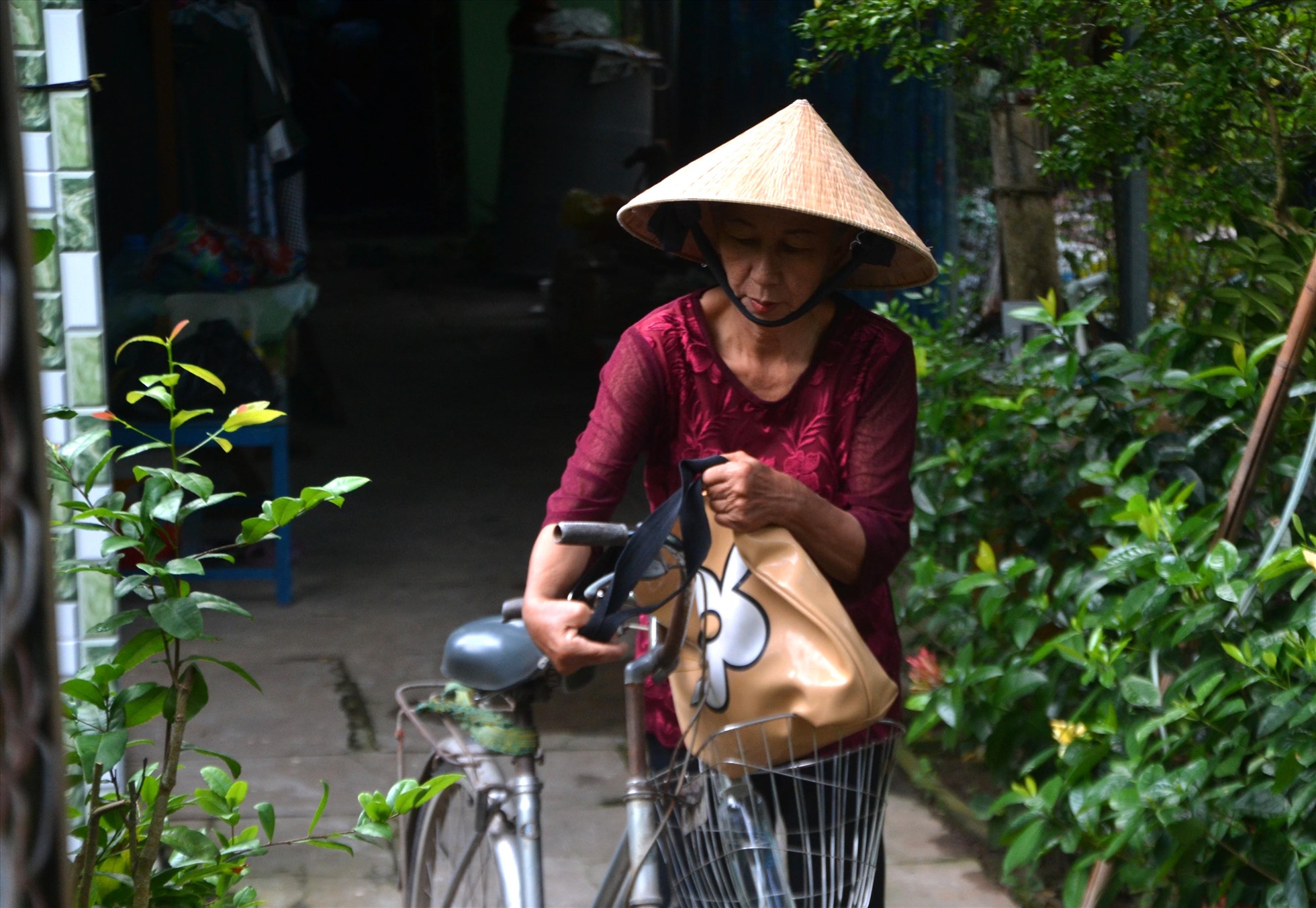 Cuộc sống của bà Thu khá đơn giản. Bà đến trường với xe đạp, nón lá.