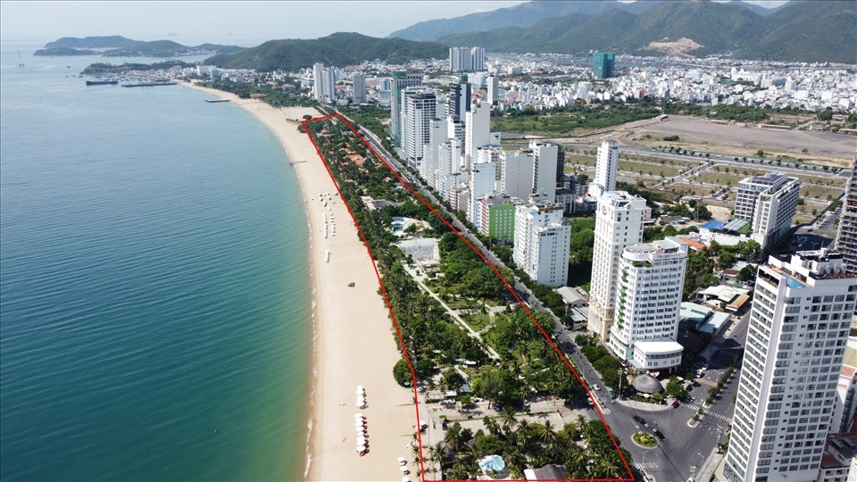 Đường Trần Phú Nha Trang hiện còn loạt dự án vẫn chưa thu hồi để trả lại bãi biển công cộng.