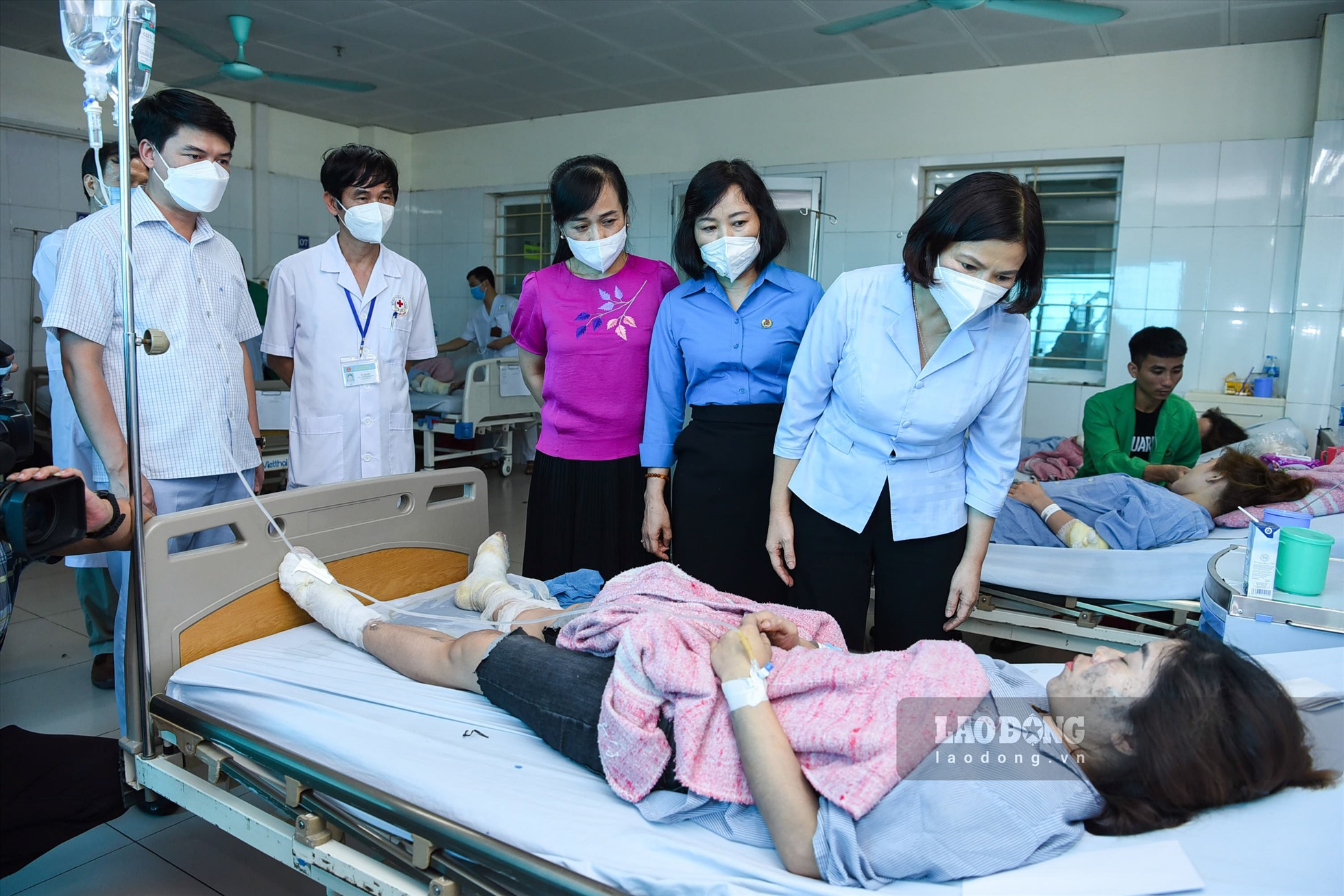 Lãnh đạo UBND tỉnh Bắc Ninh và Liên đoàn lao động tỉnh Bắc Ninh trao hỗ trợ cho công nhân bị thương sau vụ nổ. Ảnh: Trần Tuấn.
