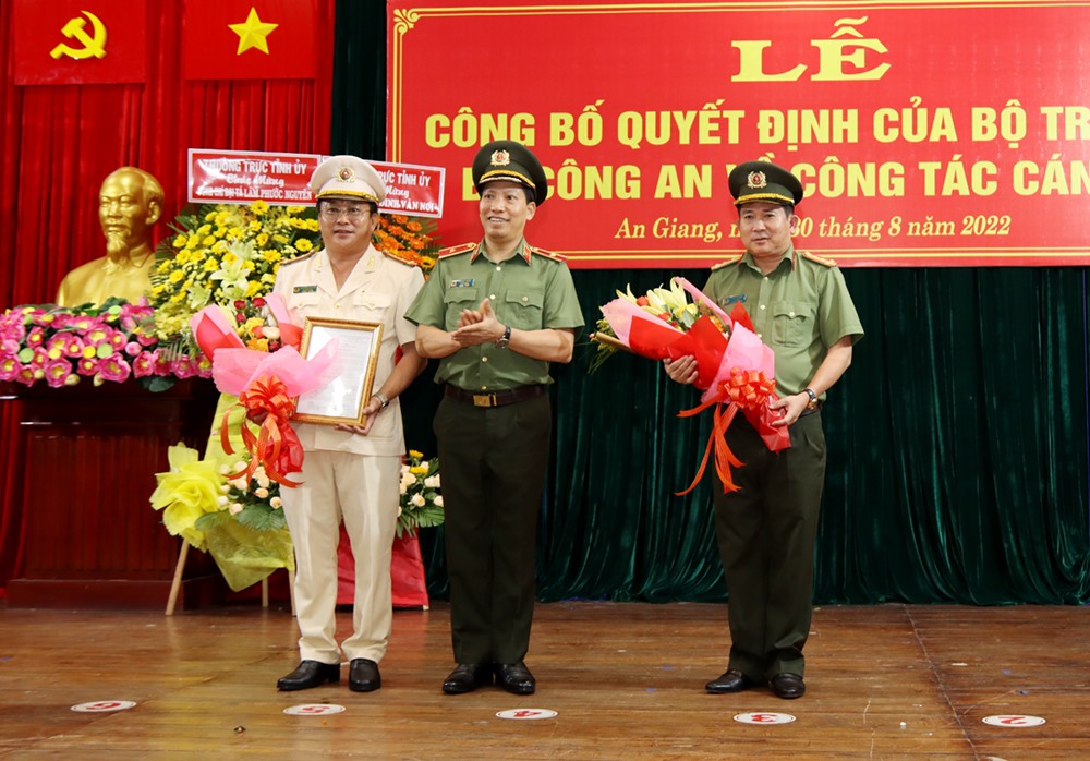 Đại tá Đinh Văn Nơi (phải ảnh), Giám đốc Công an tỉnh An Giang được điều động làm Giám đốc Công an tỉnh Quảng Ninh. Ảnh: CACC