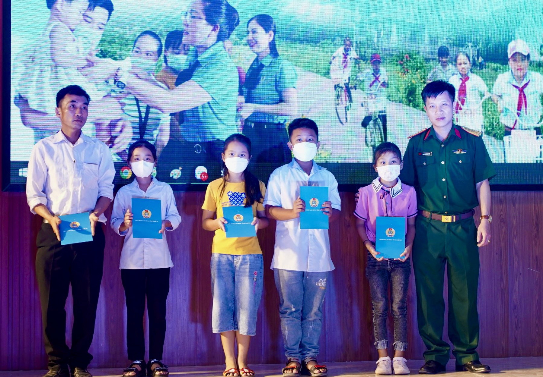 Đại uý Nguyễn Đình Hoà, phụ trách công tác Đảng, công tác chính trị, Viettel Nghê An trao quà tại chương trình. Ảnh: Quỳnh Trang