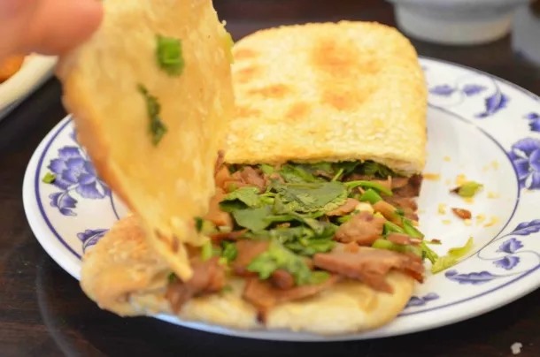 Sandwich thịt bò. Đây là một biến thể của bánh nướng với phần nhân là thịt bò thái mỏng, hành lá và rau thơm.