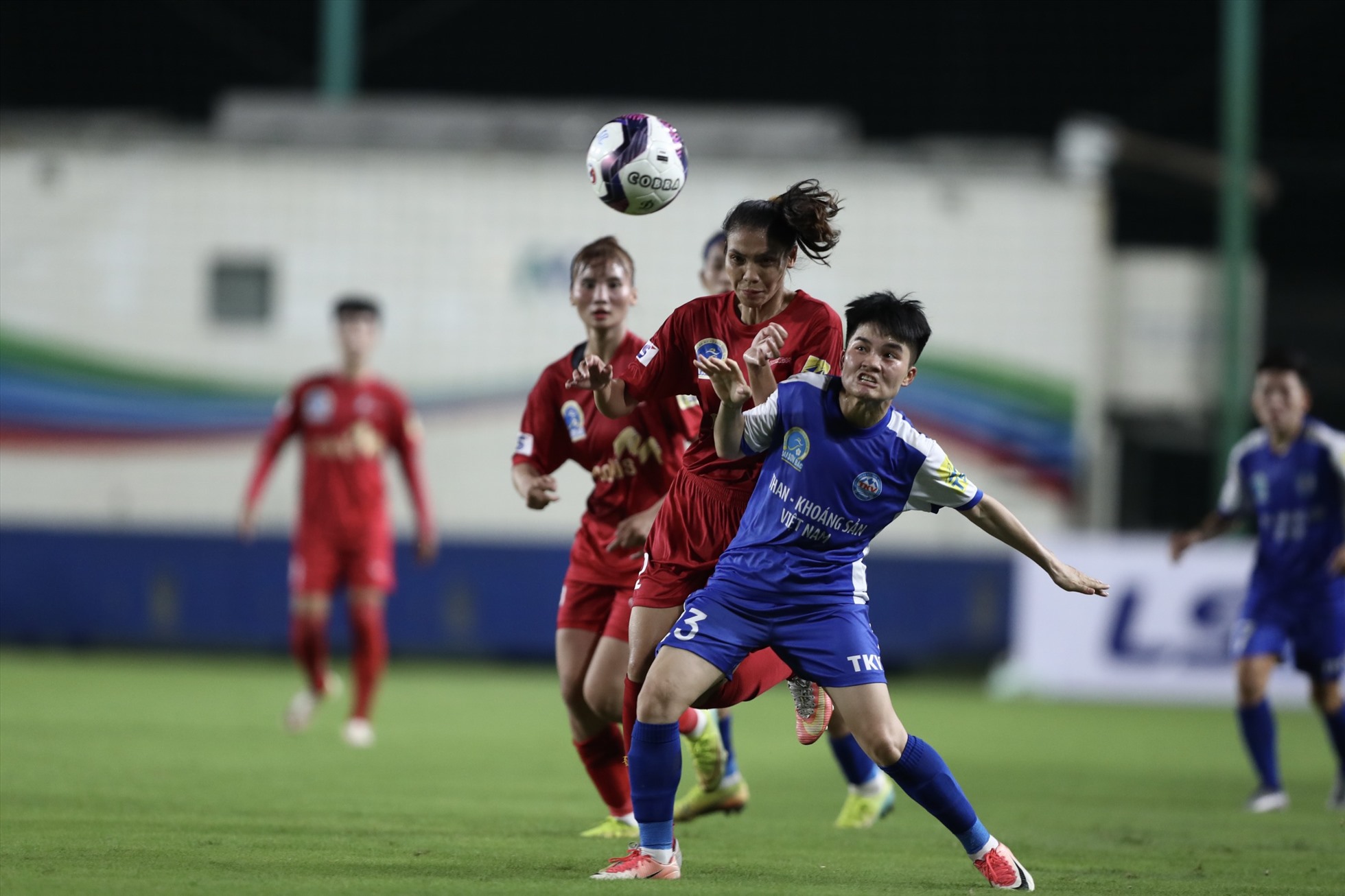 Than Khoáng sản Việt Nam (áo xanh) có 3 điểm quan trọng ở trận ra quân Giải nữ vô địch quốc gia 2022. Ảnh: VFF