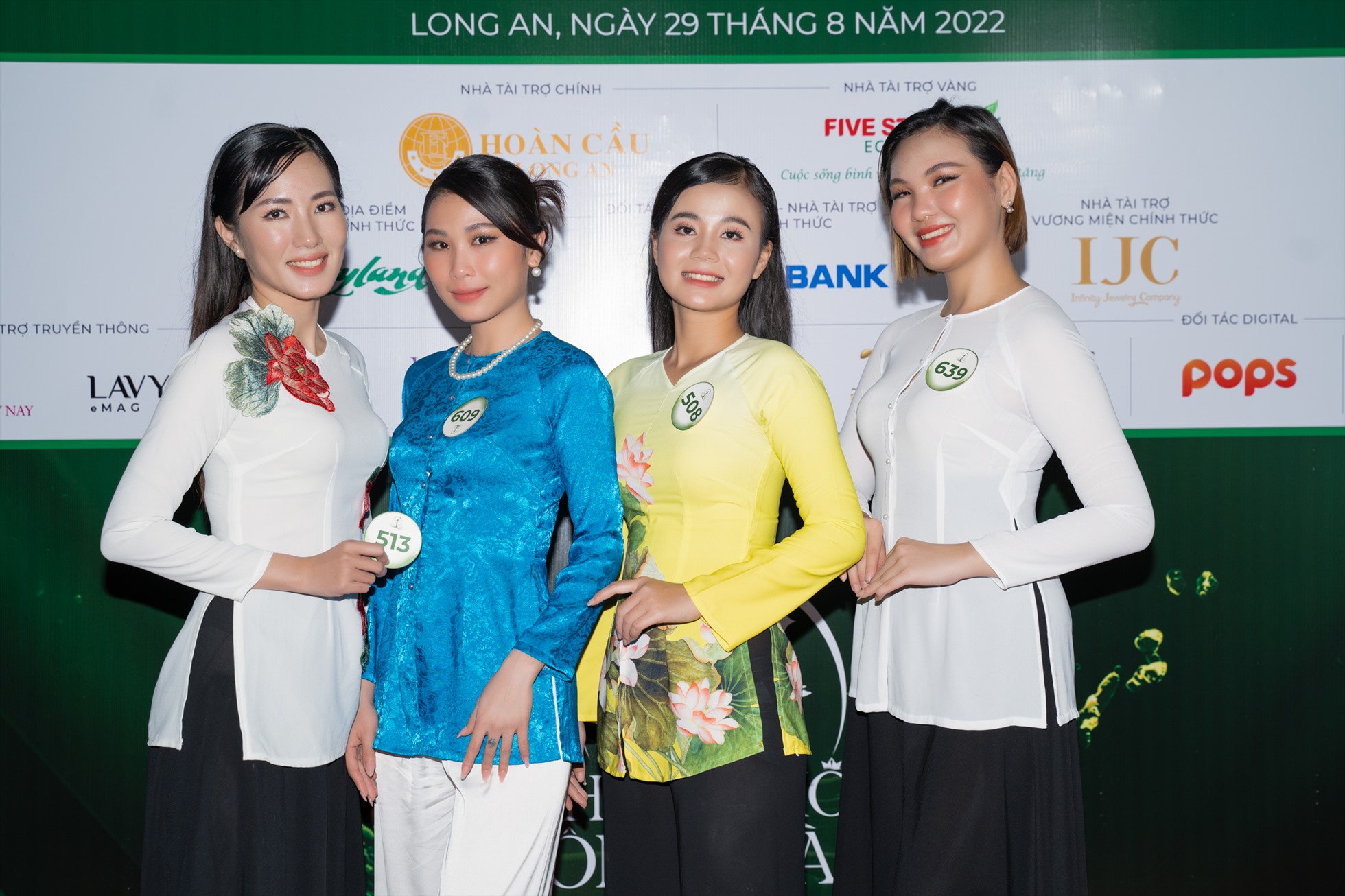 Các thí sinh “Hoa khôi sông Vàm 2022” rạng rỡ trong trang phục bà ba. Ảnh: BTC.