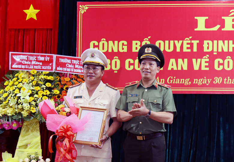 Thiếu tướng Lê Văn Tuyến, Thứ trưởng Bộ Công an trao Quyết định bổ nhiệm và tặng hoa chúc mừng đồng chí đại tá Lâm Phước Nguyên trở thành tân Giám đốc Công an tỉnh An Giang. Ảnh: CACC