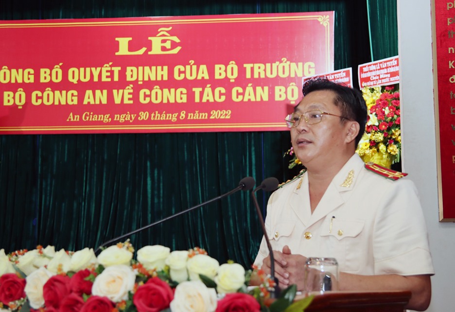 Đại tá Lâm Phước Nguyên, Giám đốc Công an tỉnh An Giang phát biểu trong buỗi lễ nhận quyết định hoạt động. Ảnh: CAND