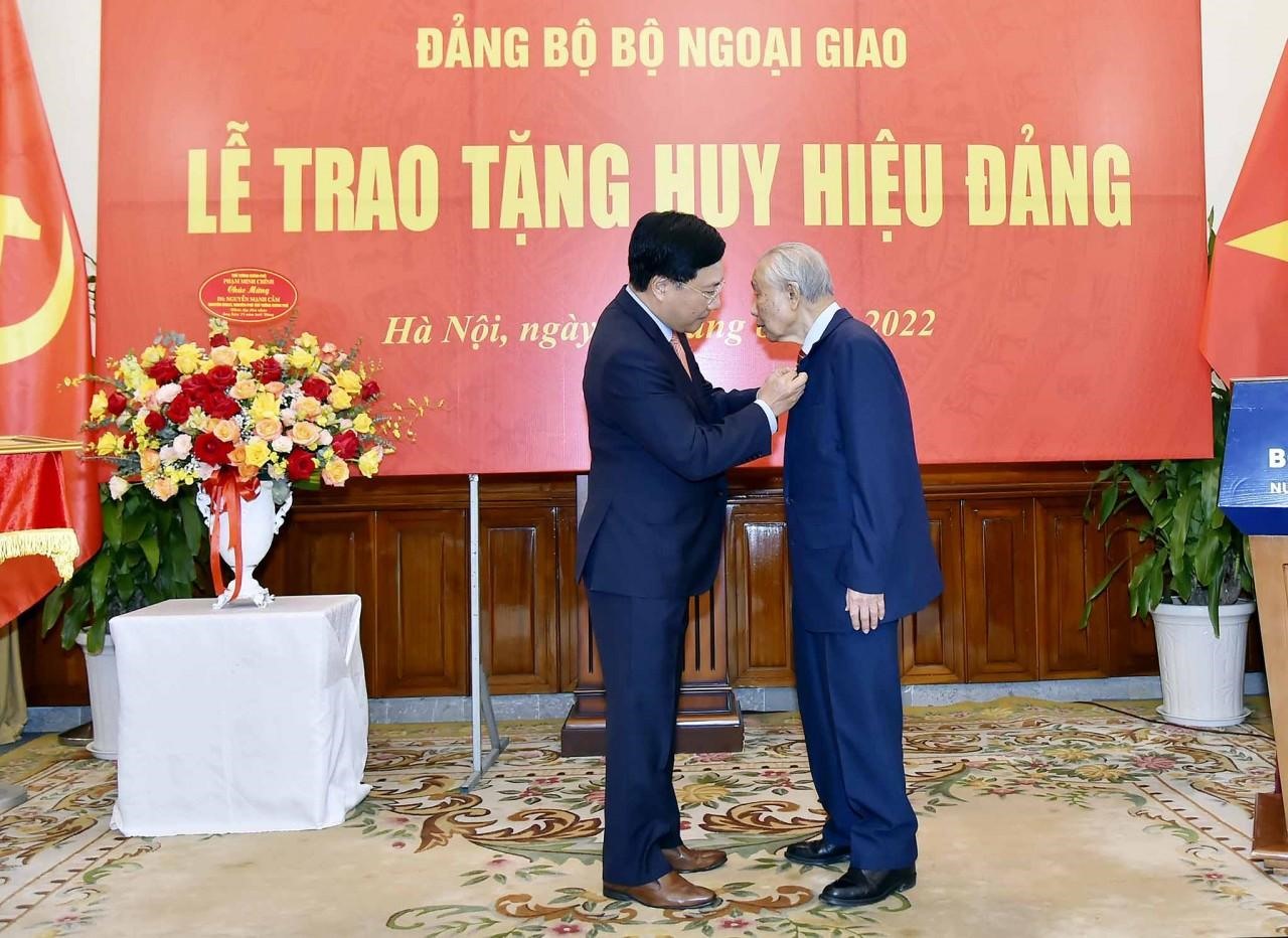 Phó Thủ tướng thường trực Phạm Bình Minh trao Huy hiệu 75 năm tuổi Đảng cho nguyên Phó Thủ tướng Nguyễn Mạnh Cầm. Ảnh: BNG