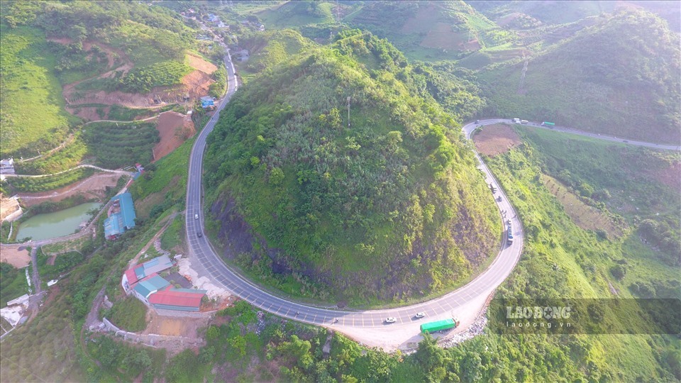 Một khúc cua, đèo dốc “tử thần” trên Quốc lộ 6 qua Hòa Bình. Ảnh: Minh Nguyễn.