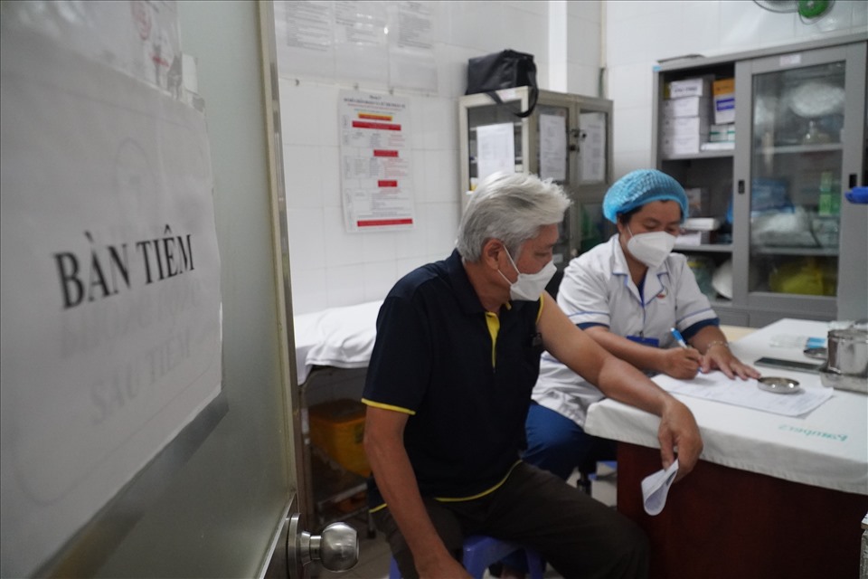 Tiêm vaccine phòng COVID-19 cho người dân ở TPHCM. Ảnh: Ngọc Lê