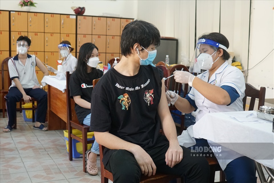 Tiêm vaccine COVID-19 cho trẻ 12 - 17 tuổi ở TPHCM. Ảnh: Thanh Chân.