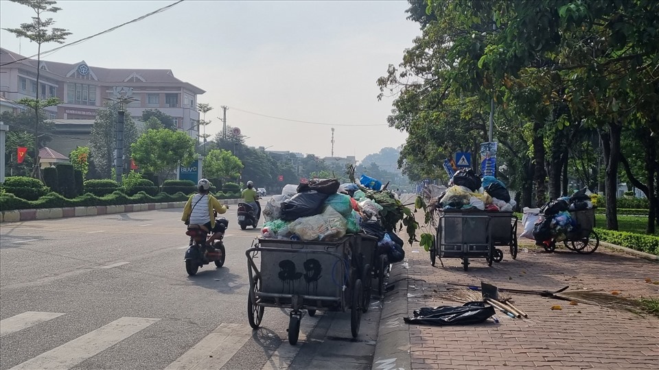 Những xe rác tập kết đã nhiều ngày tại đường Tân Trào, một trong những con đường đẹp nhất TP. Tuyên Quang.