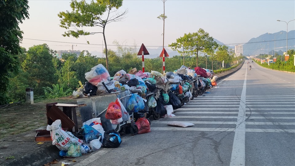 Hàng dài xe rác thải sinh hoạt được tập kết từ vài ngày nay tại khu vực đường Bình Thuận (phường Hưng Thành), tuyến đường cửa ngõ vào TP. Tuyên Quang.