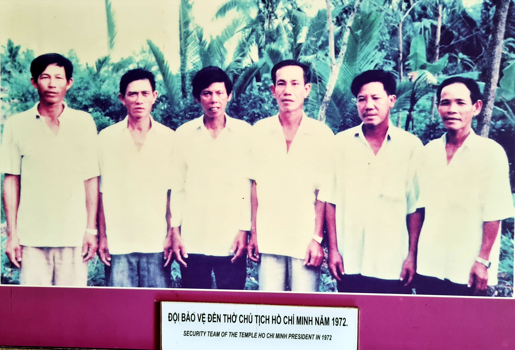 Đội bảo vệ Đền thờ Bác Hồ vào năm 1972, ông Nguyễn Văn Khoa người ngoài cùng bên phải. Ảnh: Tư liệu