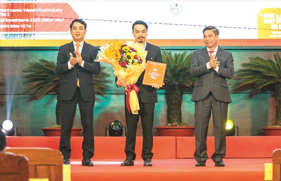 Ông Danny Le - Tổng Giám đốc Công ty Cổ phần Tập đoàn Masan - lên nhận Chủ trương đầu tư dự án Trung tâm Công nghiệp Thực phẩm Miền Tây 2.