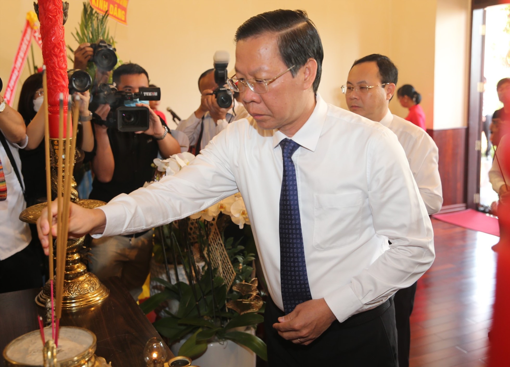 Chủ tịch UBND TPHCM Phan Văn Mãi dâng hương tưởng niệm Chủ tịch Hồ Chí Minh.  Ảnh: Long Hồ