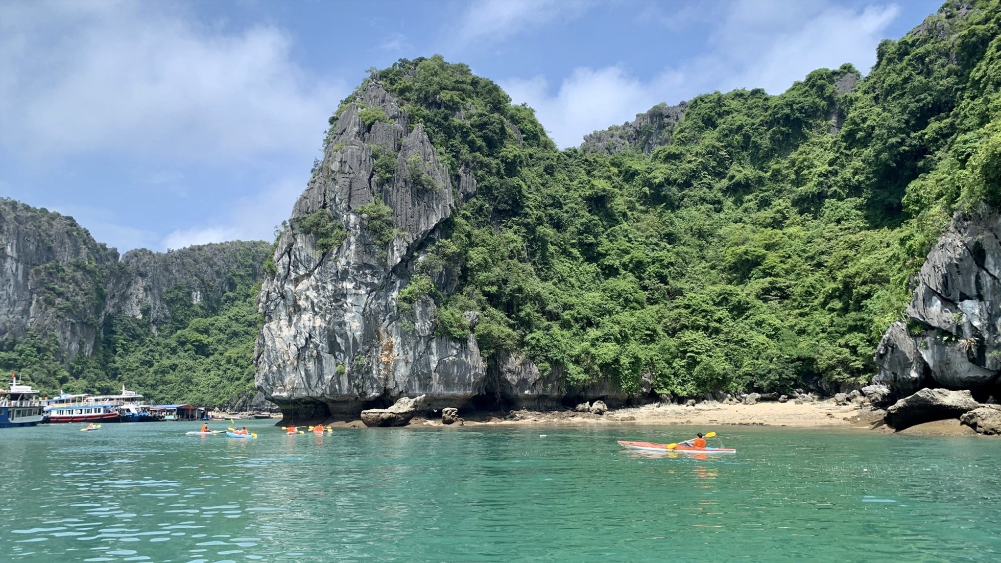 Cát Bà, Hải Phòng  Cát Bà là hòn đảo đẹp nhất ở Hải Phòng, với Vịnh Lan Hạ vào danh sách một trong những vịnh đẹp nhất hành tinh. Ở đây có những bãi biển nước trong xanh, cánh rừng già, các ngôi làng chài cổ nhất Việt Nam. Đến Cát Bà ngoài tắm biển bạn có thể chèo kayak, lặn biển, ngắm hoàng hôn ở pháo đài thần công, câu mực đêm… Ảnh: