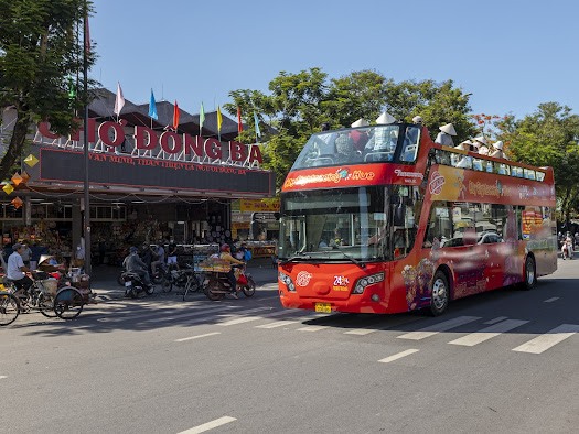 Xe buýt hai tầng thoáng nóc là sản phẩm du lịch mới lần đầu được khai thác ở Huế.