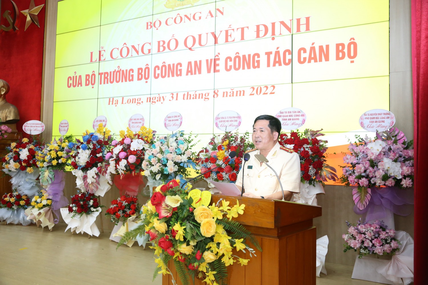 Tân giám đốc Công an tỉnh Quảng Ninh phát biểu nhận nhiệm vụ. Ảnh: Công thông tin Công an tỉnh Quảng Ninh