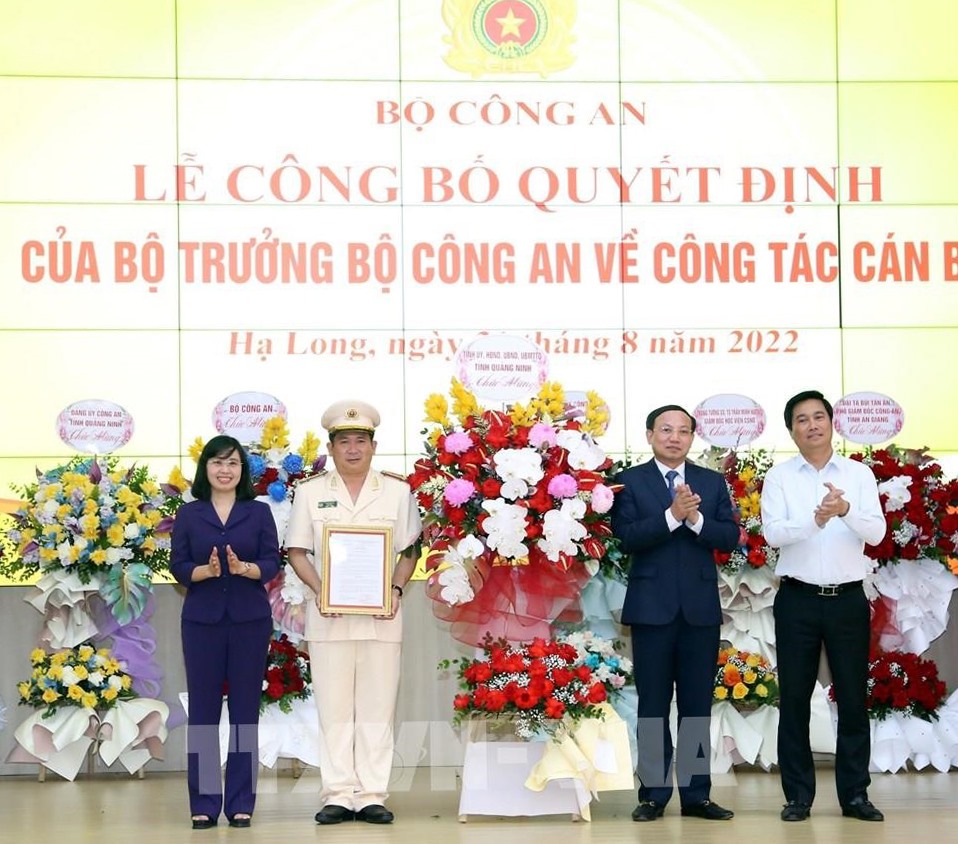 Đảng uỷ, lãnh đạo Công an tỉnh Quảng Ninh tặng hoa chúc mừng Đại tá Đinh Văn Nơi. Ảnh: Cổng thông tin Công an tỉnh Quảng Ninh