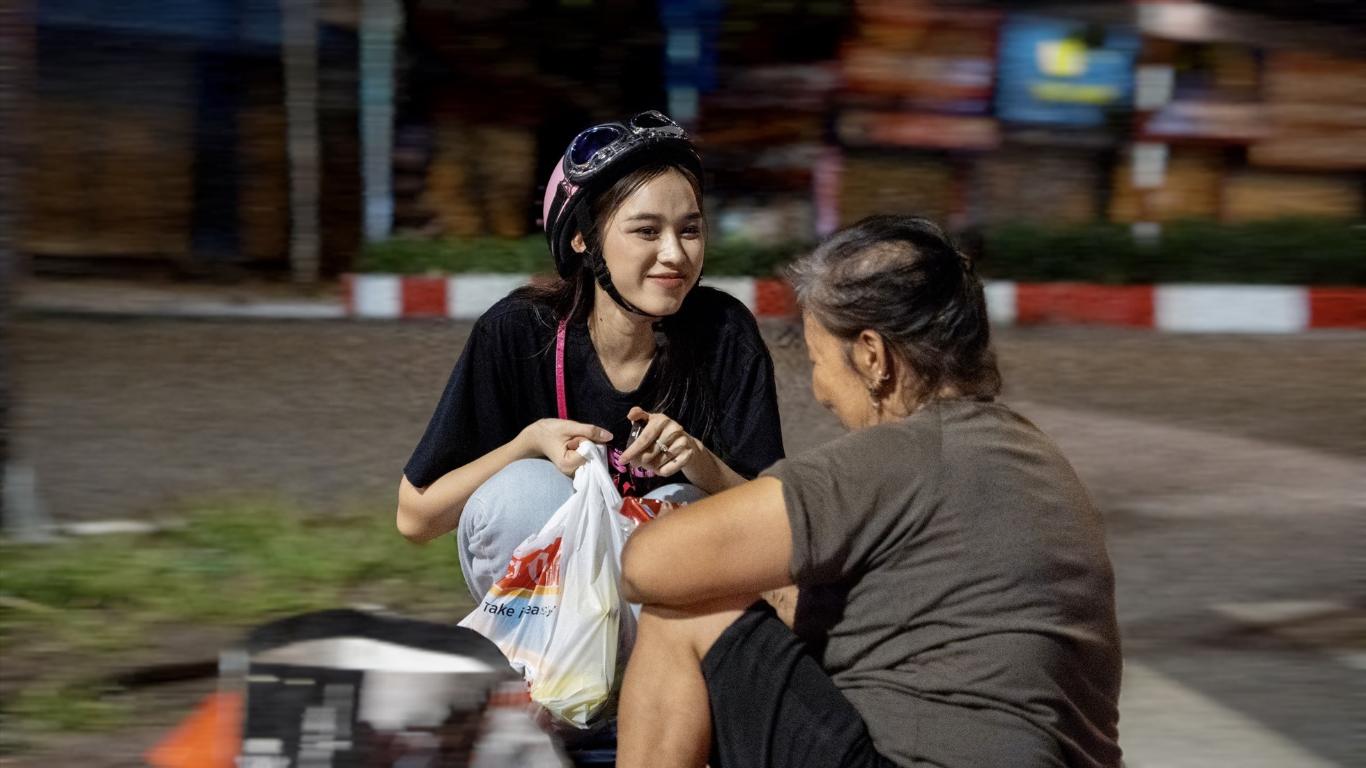 Rũ bỏ hình ảnh lộng lẫy, hào nhoáng trong các sự kiện, Hoa hậu Đỗ Thị Hà chung tay cùng mọi người phát những phần quà để giúp đỡ người nghèo, có hoàn cảnh đáng thương.