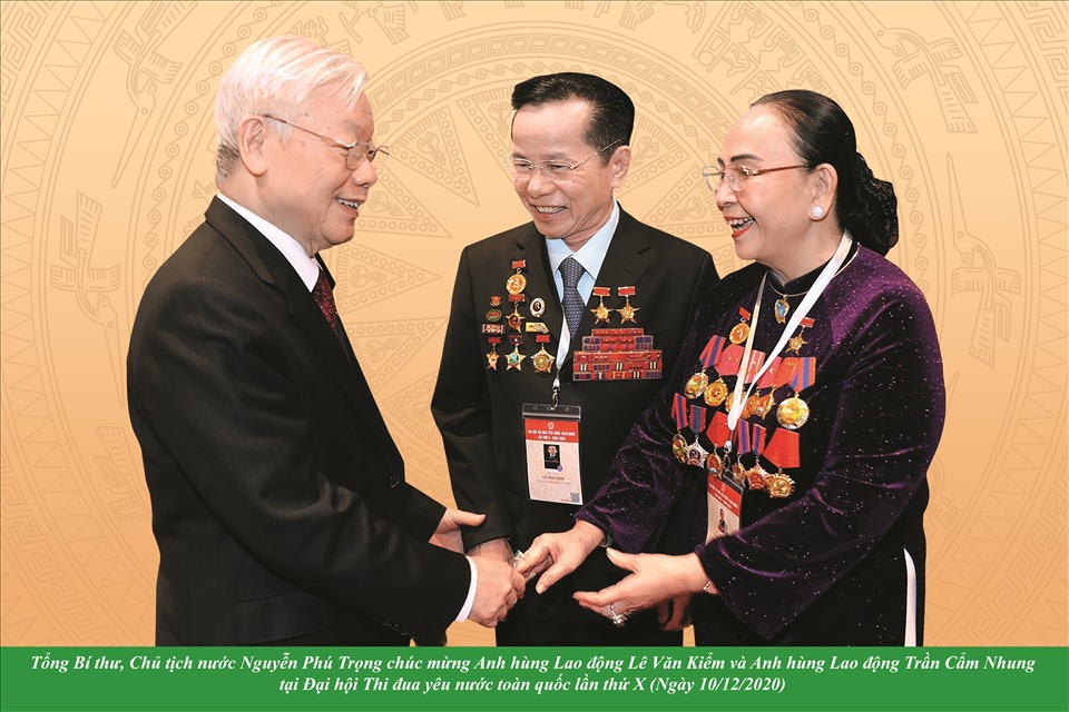 Ông Lê Văn Kiểm và bà trở thành cặp vợ chồng đầu tiên được Nhà nước trao tặng danh hiệu Anh hùng Lao động thời kỳ đổi mới.