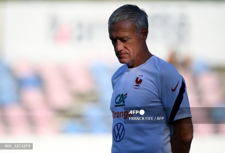 Didier Deschamps phải giải quyết mọi chuyện êm đẹp, trong bối cảnh World Cup 2022 đến gần. Ảnh: AFP
