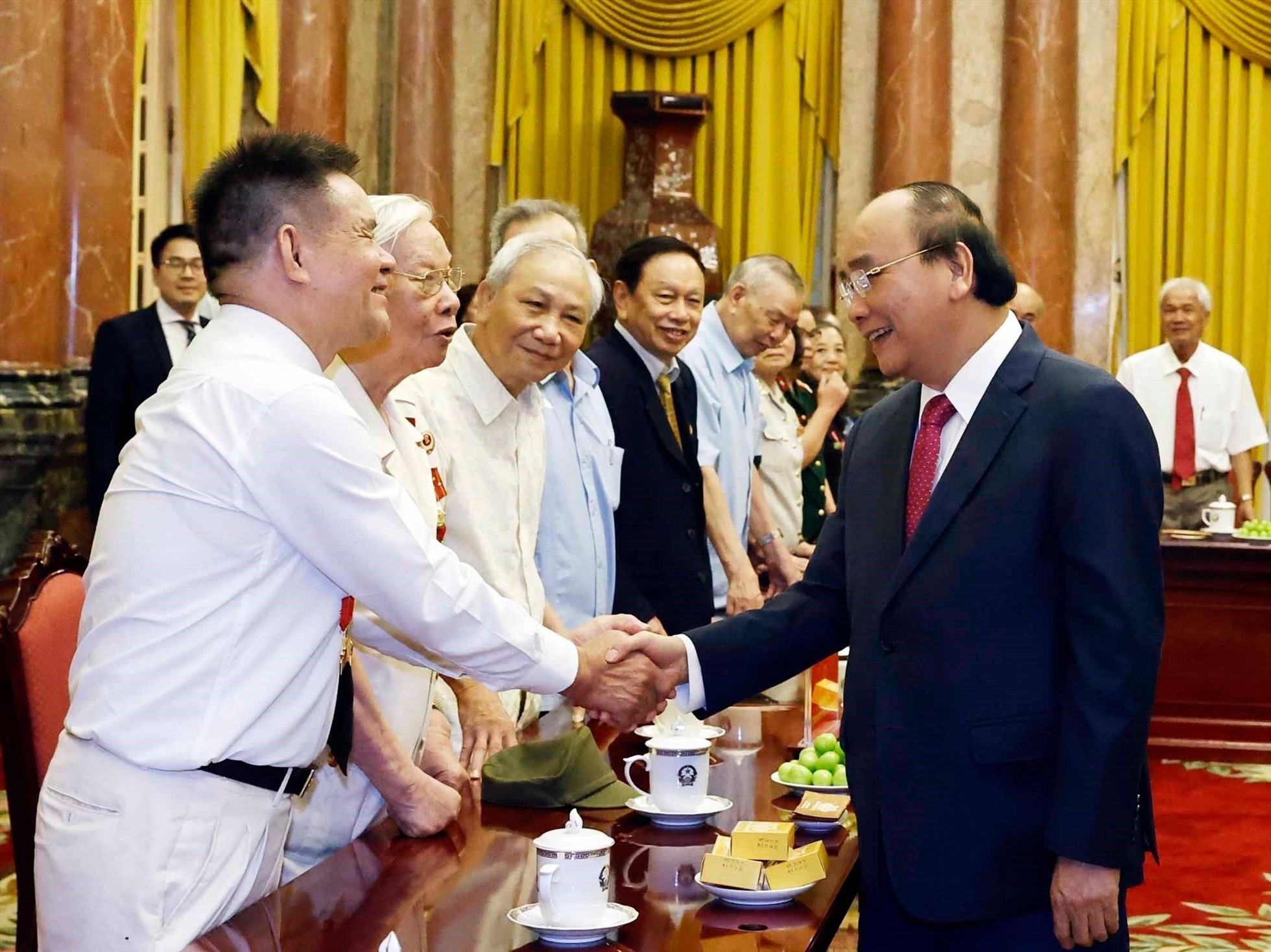 Chủ tịch nước Nguyễn Xuân Phúc gặp mặt Đoàn đại biểu cán bộ từng trực tiếp phục vụ, bảo vệ Bác Hồ. Ảnh: Thống Nhất