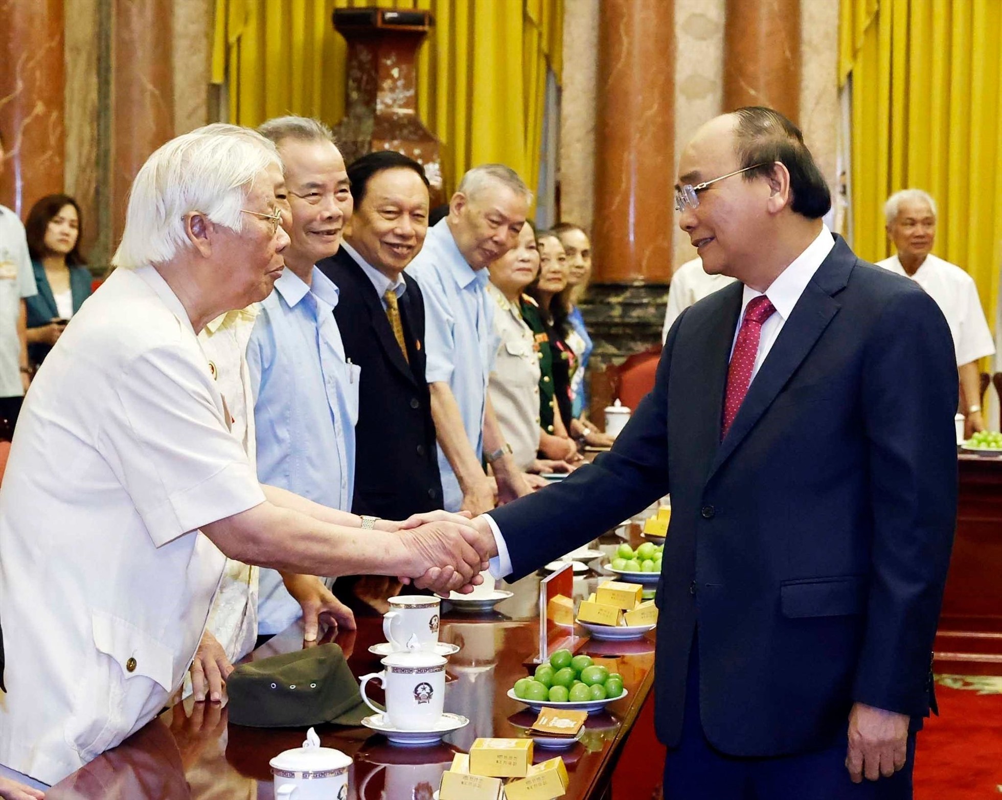 Chủ tịch nước Nguyễn Xuân Phúc gặp mặt Đoàn đại biểu cán bộ từng trực tiếp phục vụ, bảo vệ Bác Hồ. Ảnh: Thống Nhất