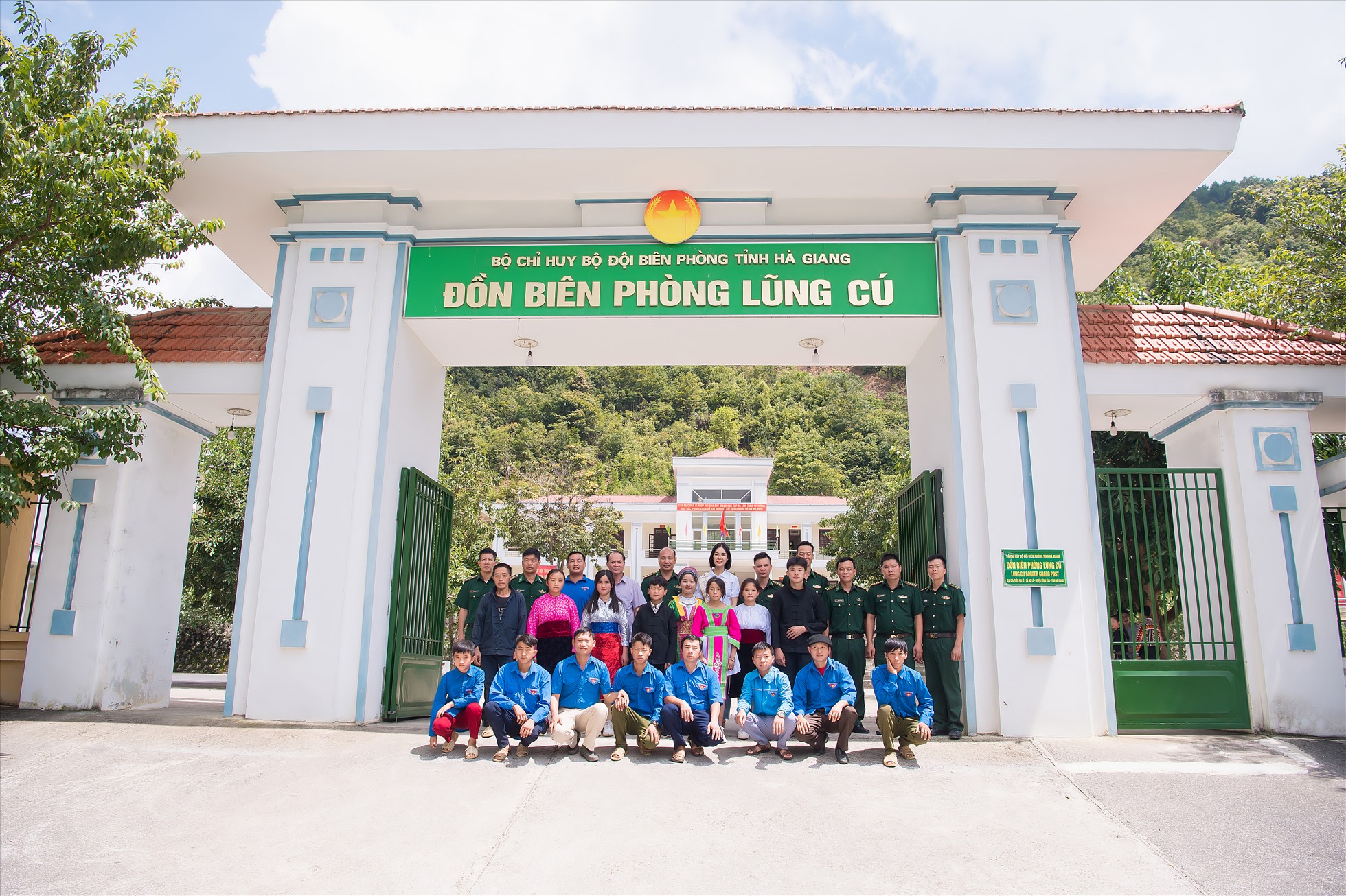 Cũng trong chuyến đi này, Hoa hậu Nông Thuý Hằng đã đến thăm đồn biên phòng Lũng Cú, huyện Đồng Văn, tỉnh Hà Giang. Ảnh: NSCC.