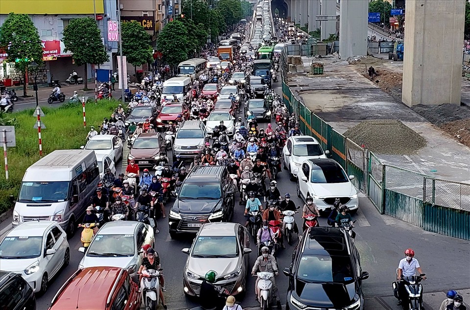 17h45: Khu vực đường Trường Chinh hướng về Minh Khai xe ô tô, xe máy chen nhau di chuyển. Ảnh: Minh Hà