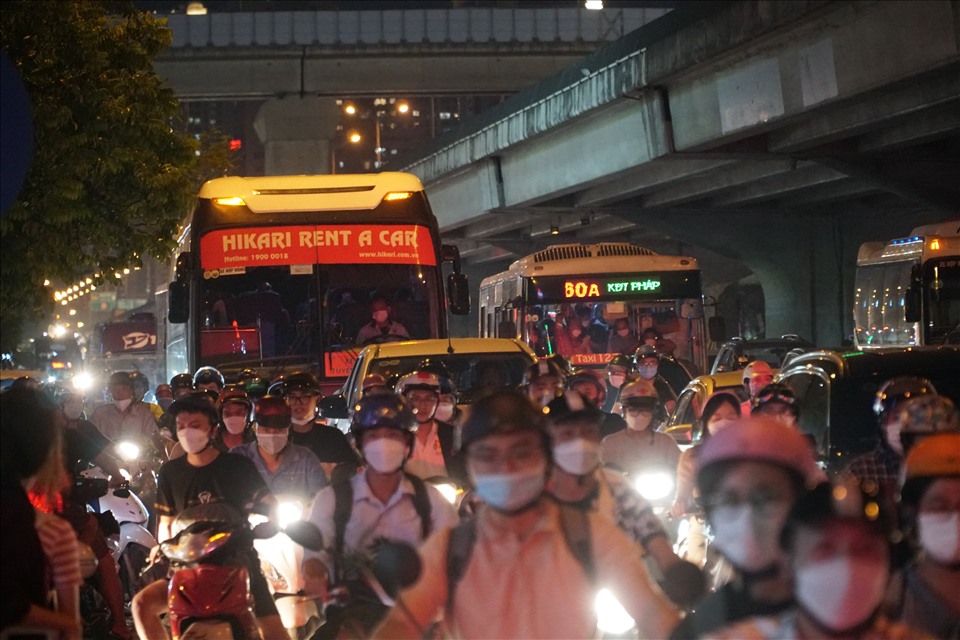 18h50: Bến cóc tại đường Nguyễn Xiển, nhiều người đợi xe khách hàng tiếng đồng hồ.