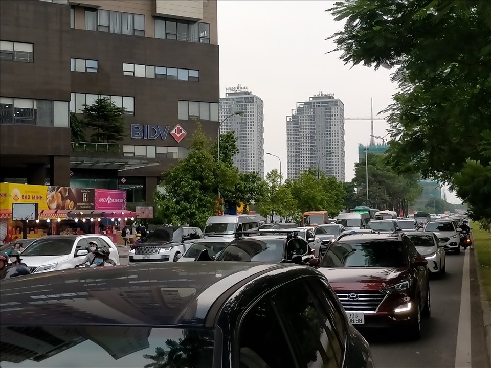 Tại đường Mễ Trì đã xảy ra tình trạng ùn tắc cục bộ, nhiều xe ô tô nối đuôi nhau.