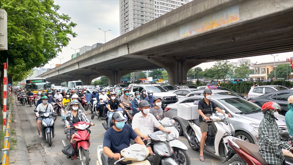 16h55: Đường Phạm Hùng ( đoạn đối diện bến xe Mỹ Đình) tình trạng ùn tắc vô cùng nặng nề. Những hàng xe máy, ô tô nối tiếp di chuyển rất khó khăn. Ghi nhận lúc 16h55 ( Ảnh Phong Linh)