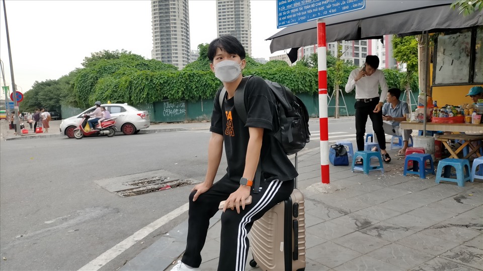 17h: Nguyễn Bảo Long (23 tuổi, Tuyên Quang) cho biết: “Mình đã đợi xe từ lúc 16h00 để về quên nhưng 1 tiếng rồi vẫn chưa đón được xe. Với tình hình tắc đường dịp Lễ như thế này thì có khi đến 10 giờ mình mới về tới nhà“.