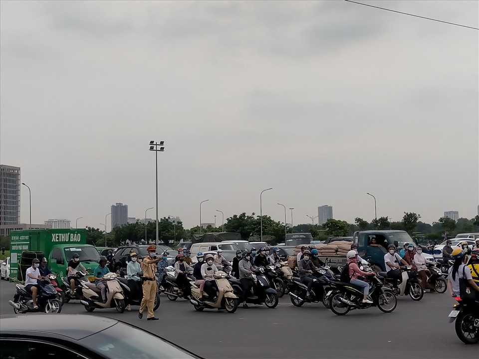16h15: Tại nút giao Mễ Trì và Lê Quang Đạo, lực lượng cảnh sát giao thông cũng đã có mặt từ sớm để điều tiết giao thông. Ảnh: Phong Linh