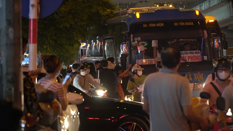 Xe dừng đón khách ngay đường khiến tình trạng giao thông tại Nguyễn Xiển càng trở nên hỗn loạn. Ảnh: Minh Ánh