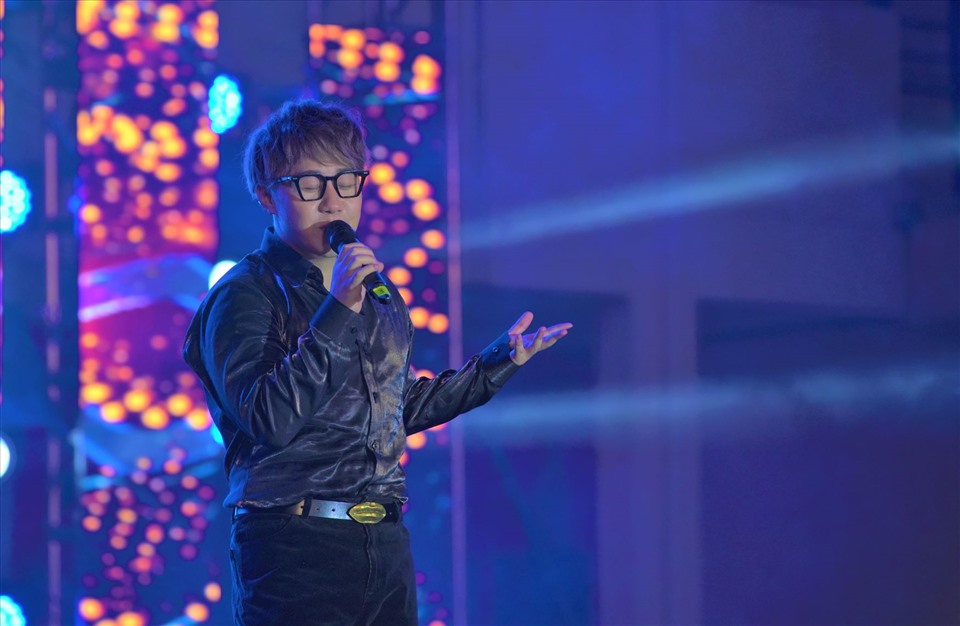Nam ca sĩ Trung Quân Idol khiến khán giả “nức lòng” khi thể hiện ca khúc chủ đề bộ phim “Hậu duệ mặt trời“. Ảnh: BTC
