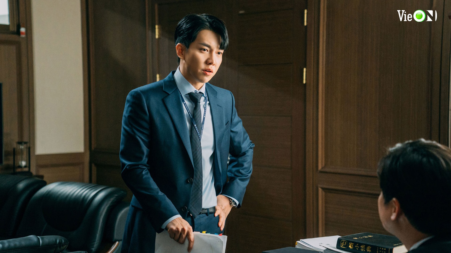 Lee Seung Gi vào vai công tố viên. Ảnh: NSX.