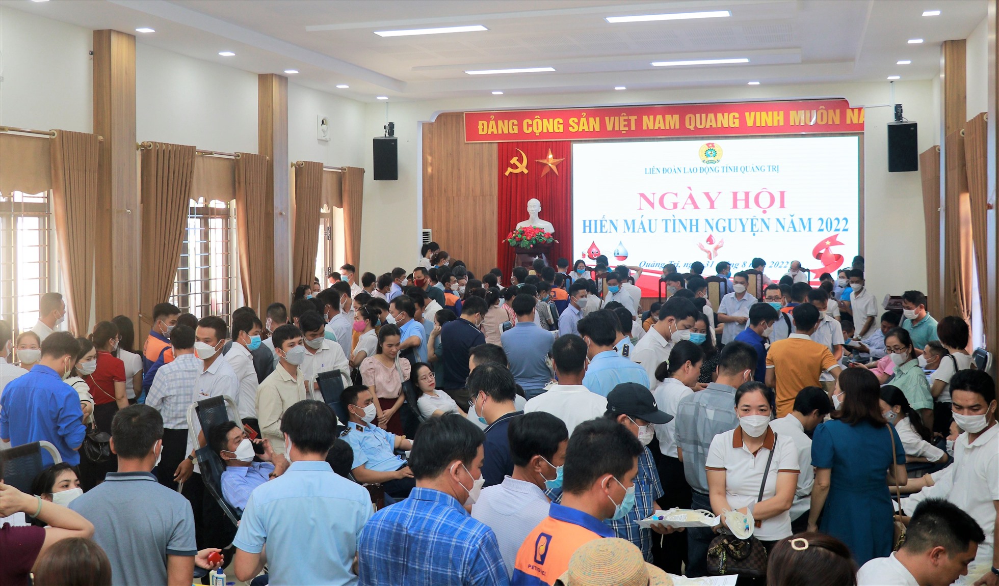 Đoàn viên công đoàn, người lao động ở tỉnh Quảng Trị tham gia hiến máu tình nguyện. Ảnh: TD.