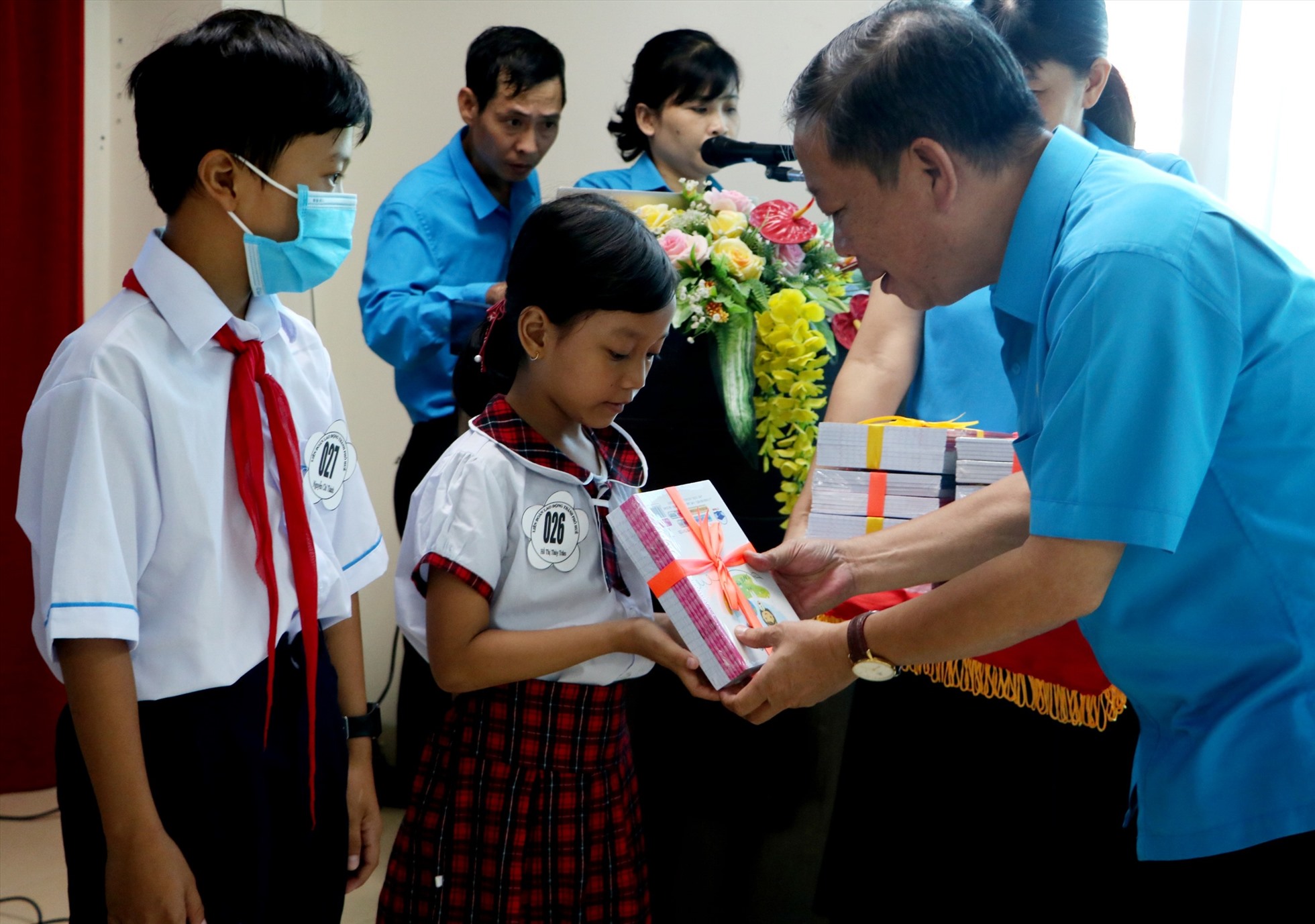 Ông Trần Quang Vinh - Phó Chủ tịch thường trực LĐLĐ Thừa Thiên Huế trao học bổng cho các cháu học sinh. Ảnh: PĐ.