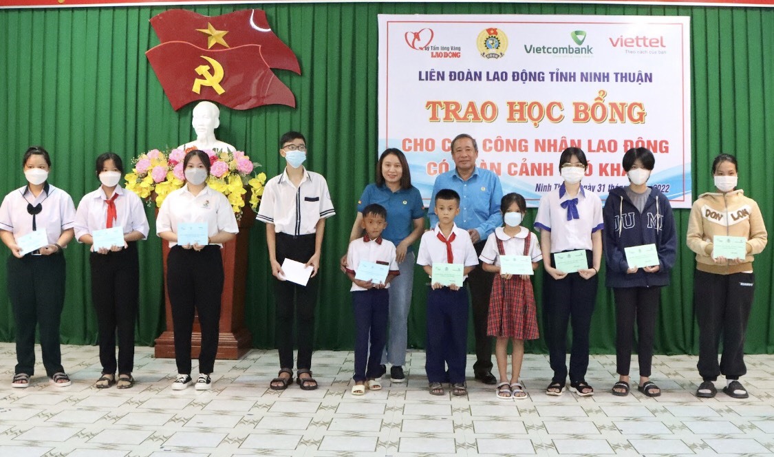 Đại diện Quỹ XHTT Tấm lòng Vàng và LĐLĐ tỉnh Ninh Thuận trao học bổng cho con CNLĐ khó khăn vượt khó vươn lên. Ảnh: P.Linh