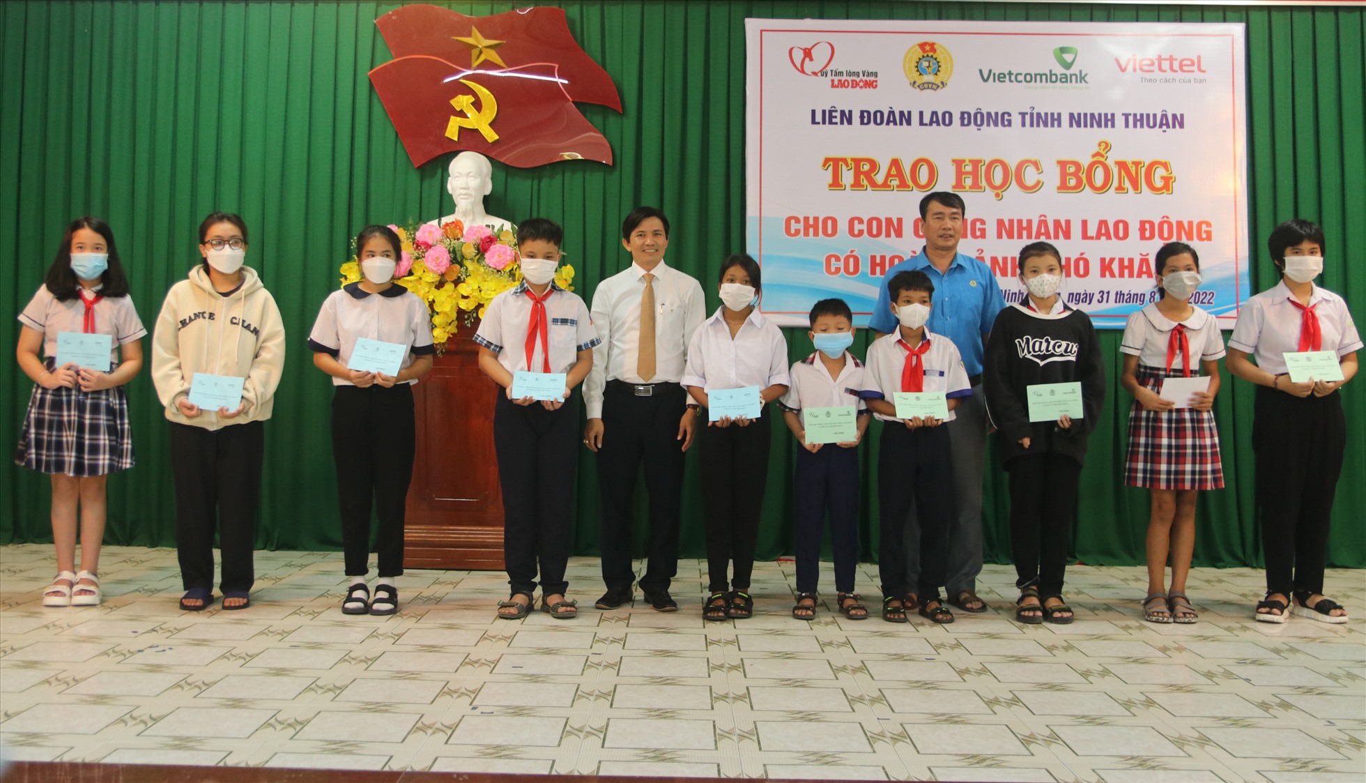 Đại diện Ngân hàng Vietcombank Chi nhánh Ninh Thuận và LĐLĐ tỉnh trao học bổng cho con CNLĐ. Ảnh: P.Linh