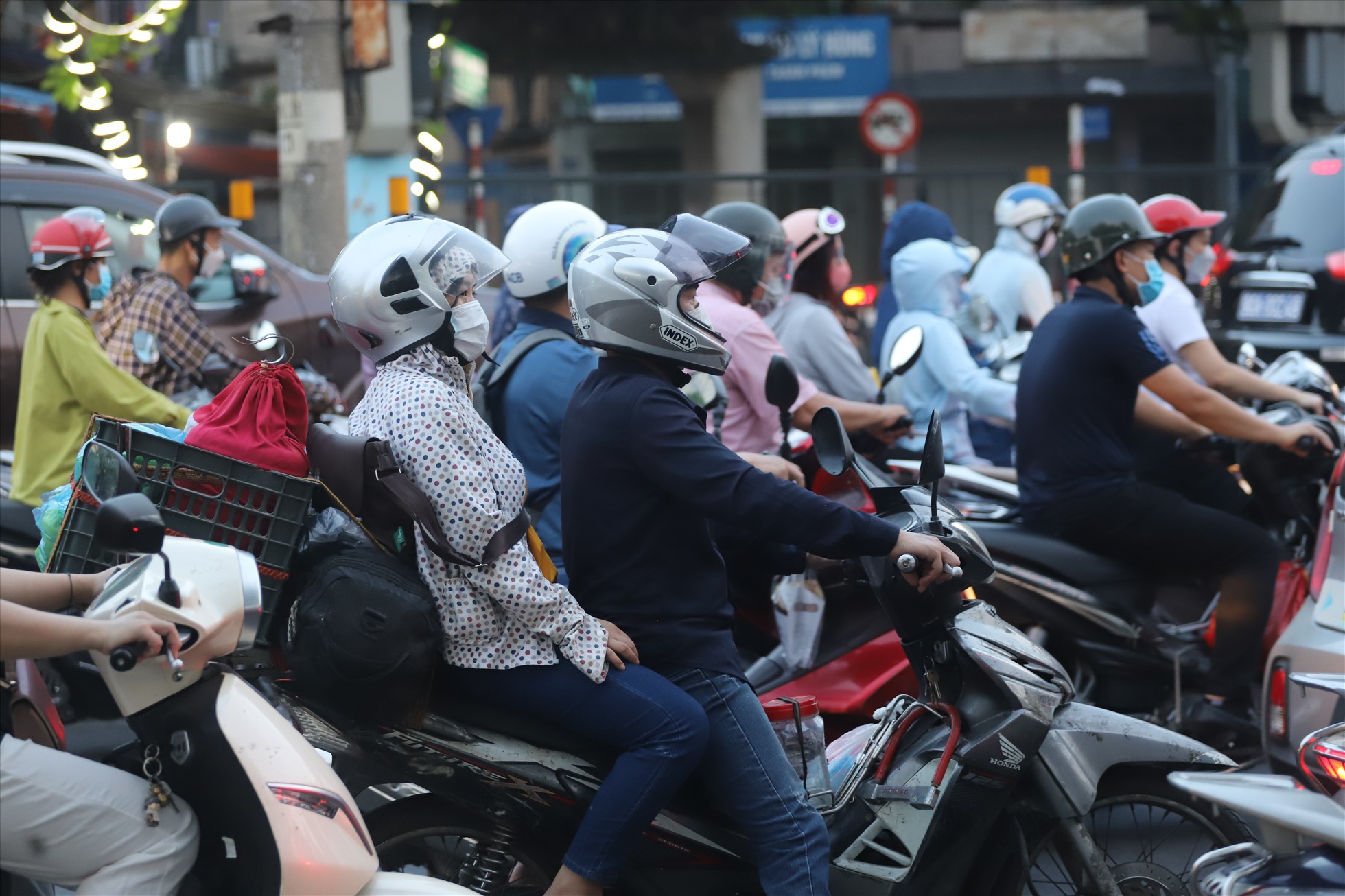 Người dân đổ về quê sớm, cửa ngõ Thủ đô ùn ứ đến tận tối.
