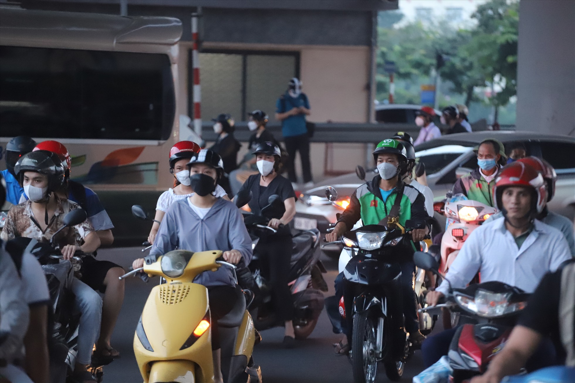 Lực lượng Cảnh sát giao thông căng mình phân luồng trên đường Giải Phóng.