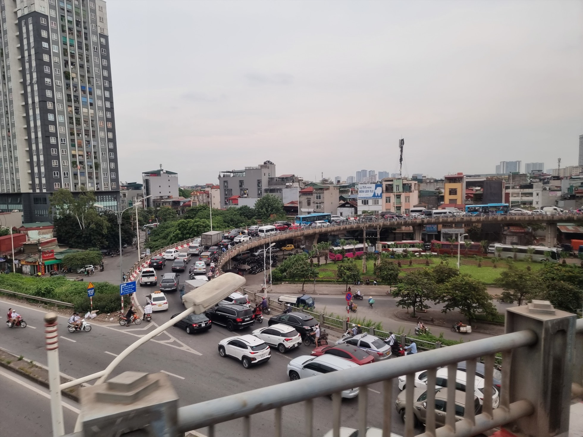 Ùn tắc tại vòng xuyến lên cầu Vĩnh Tuy.