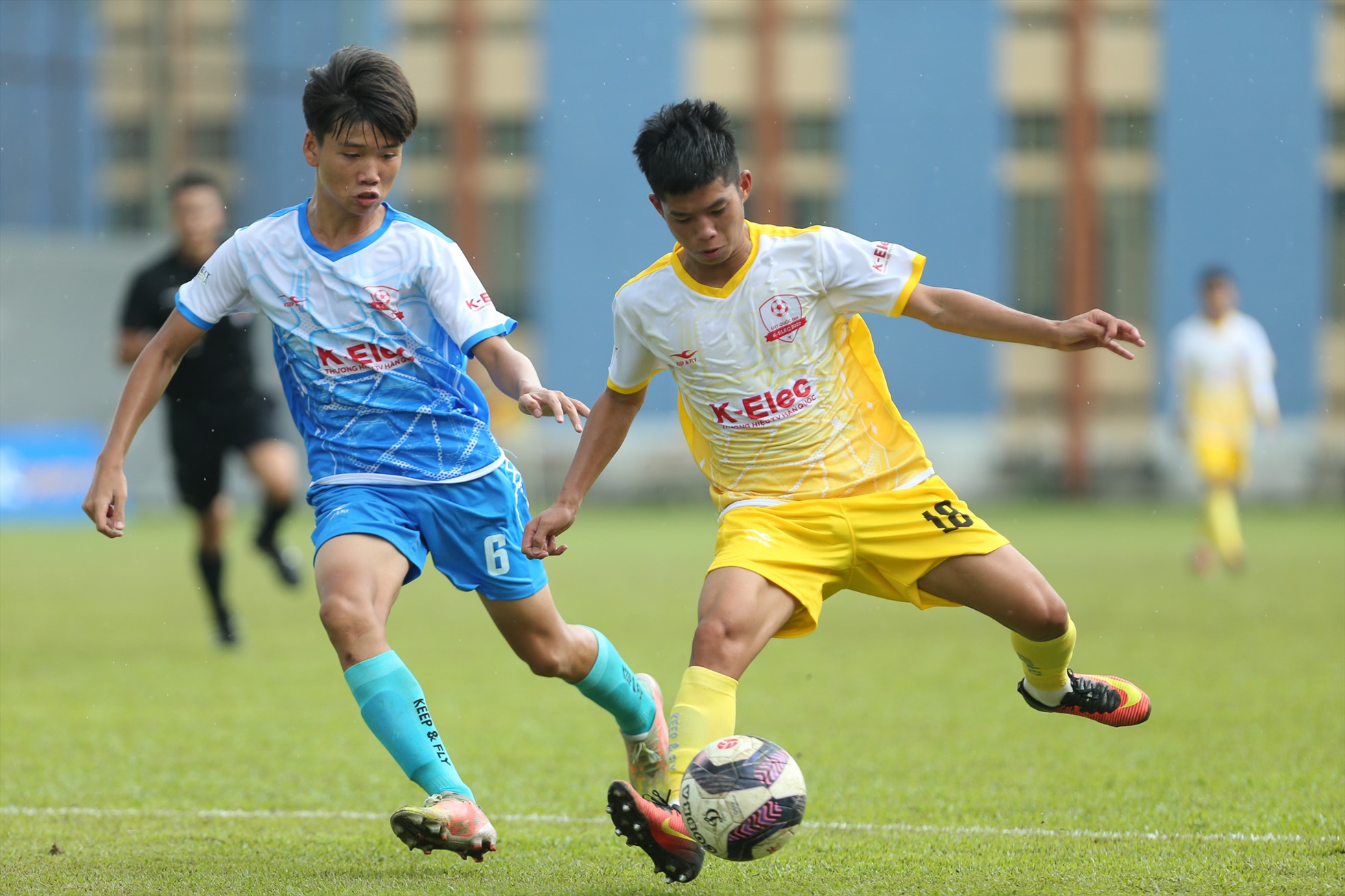 U17 Sông Lam Nghệ An (áo vàng) sớm giành vé vào tứ kết giải U17 Quốc gia 2022. Ảnh: H.A